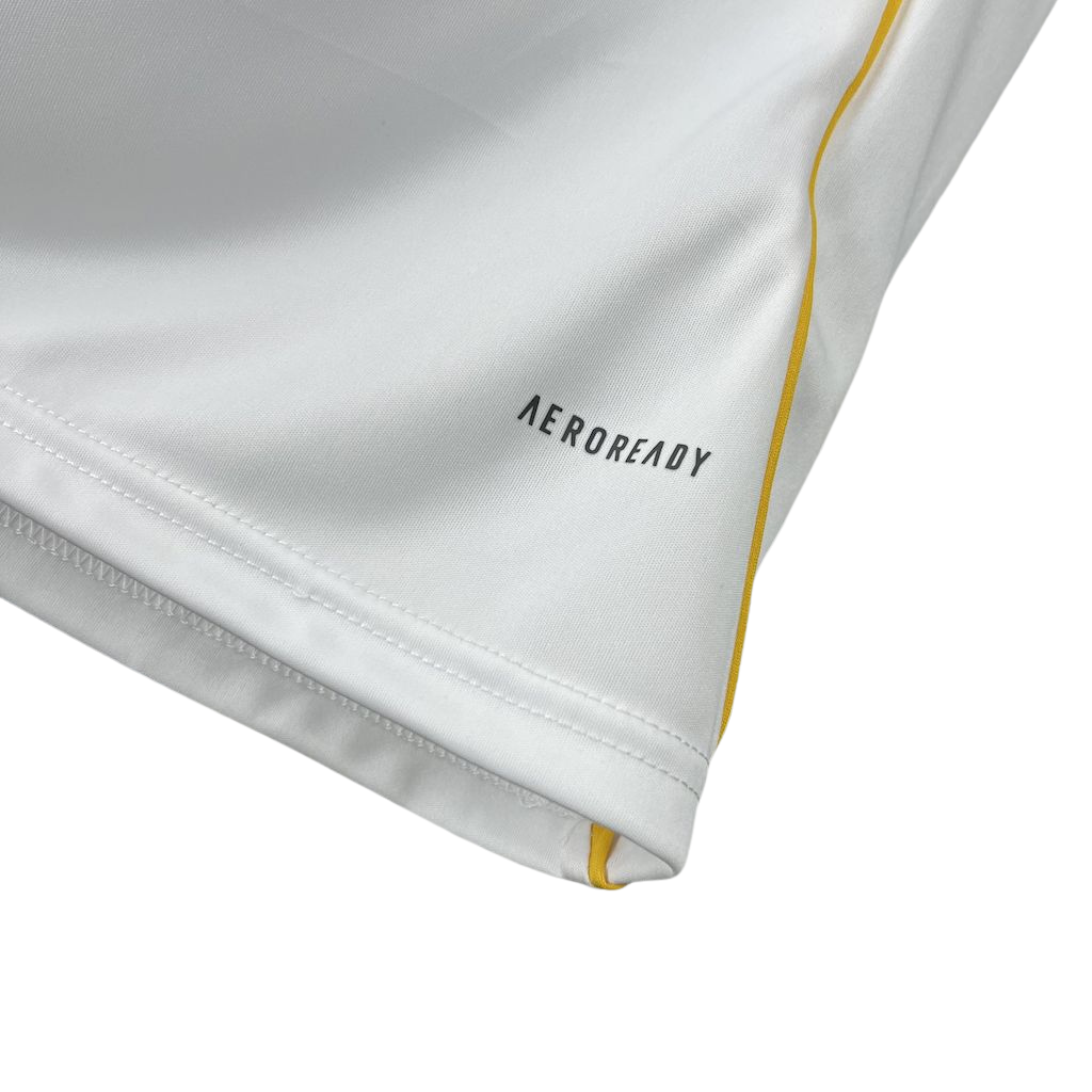 camisa-real-madrid-l-2025-26-torcedor-feminina-nova-home-primeira-oficial-europeu-lancamento-lançamento-branca-lateral-cinza-listras-pretas-adidas-emirates-fly-better-aeroread-uniforme-camiseta-baby-look-para-mulher