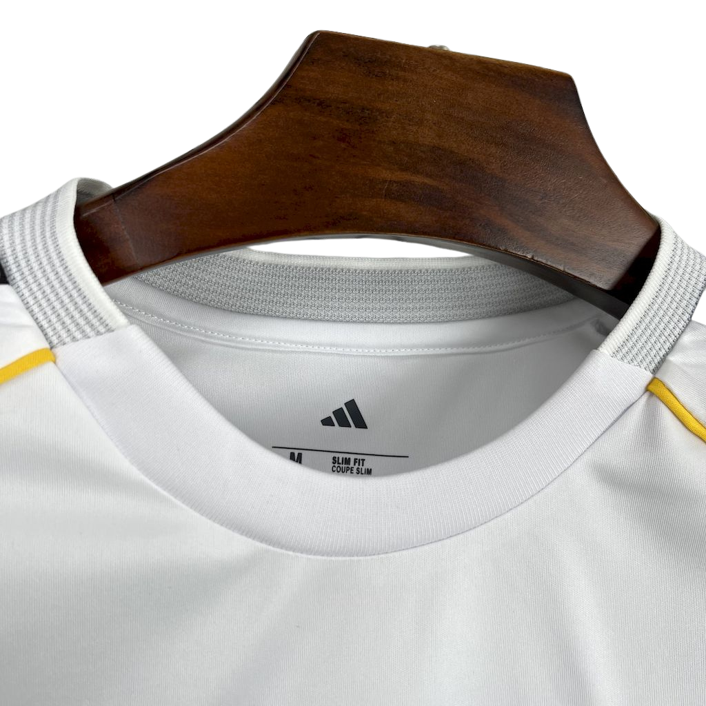 camisa-real-madrid-l-2025-26-torcedor-feminina-nova-home-primeira-oficial-europeu-lancamento-lançamento-branca-lateral-cinza-listras-pretas-adidas-emirates-fly-better-aeroread-uniforme-camiseta-baby-look-para-mulher