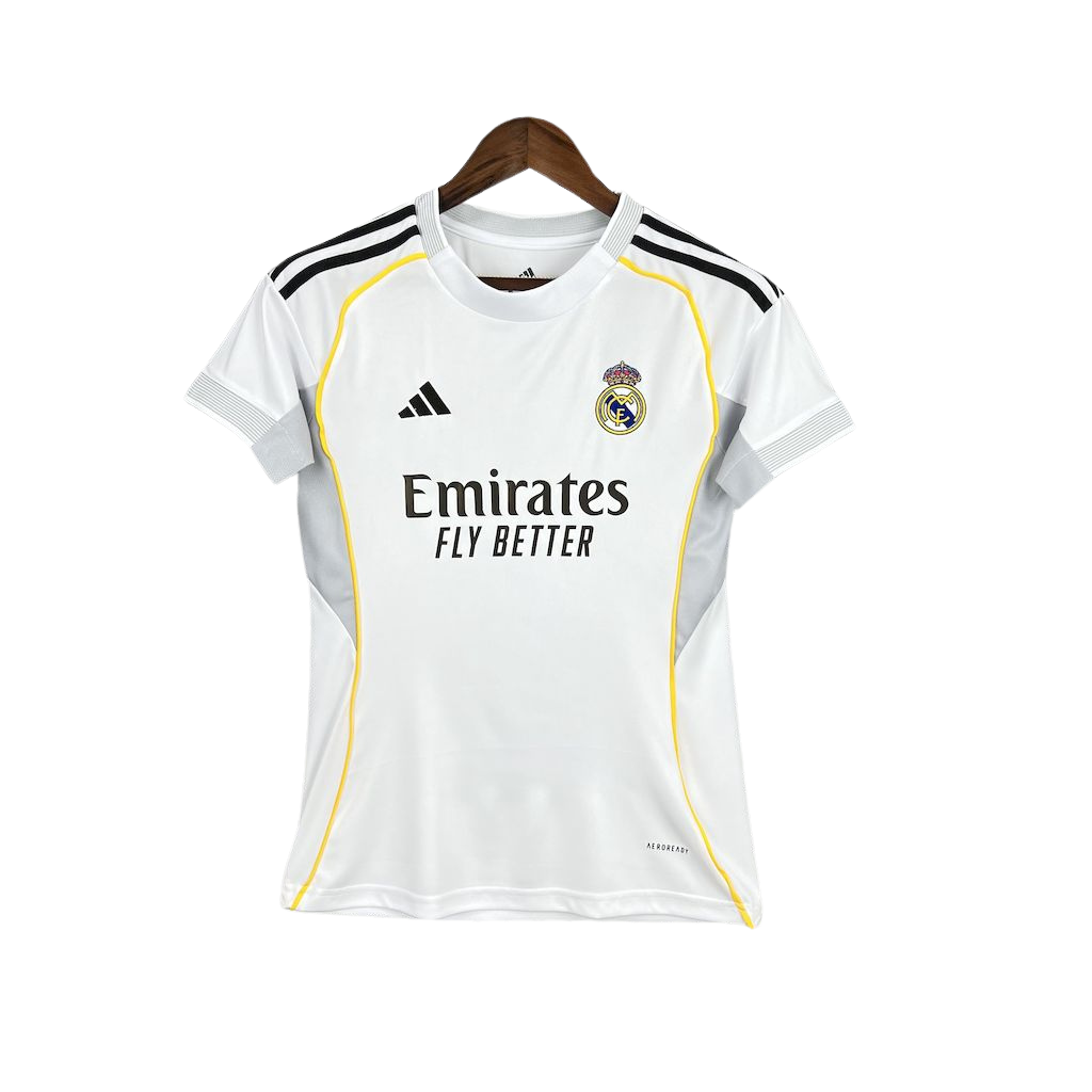 camisa-real-madrid-l-2025-26-torcedor-feminina-nova-home-primeira-oficial-europeu-lancamento-lançamento-branca-lateral-cinza-listras-pretas-adidas-emirates-fly-better-aeroread-uniforme-camiseta-baby-look-para-mulher