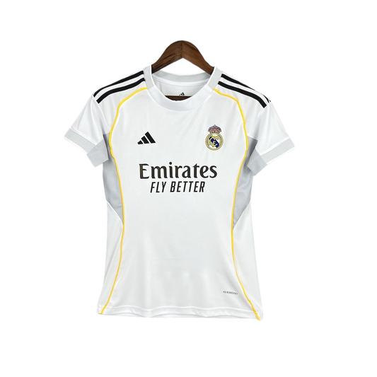 camisa-real-madrid-l-2025-26-torcedor-feminina-nova-home-primeira-oficial-europeu-lancamento-lançamento-branca-lateral-cinza-listras-pretas-adidas-emirates-fly-better-aeroread-uniforme-camiseta-baby-look-para-mulher