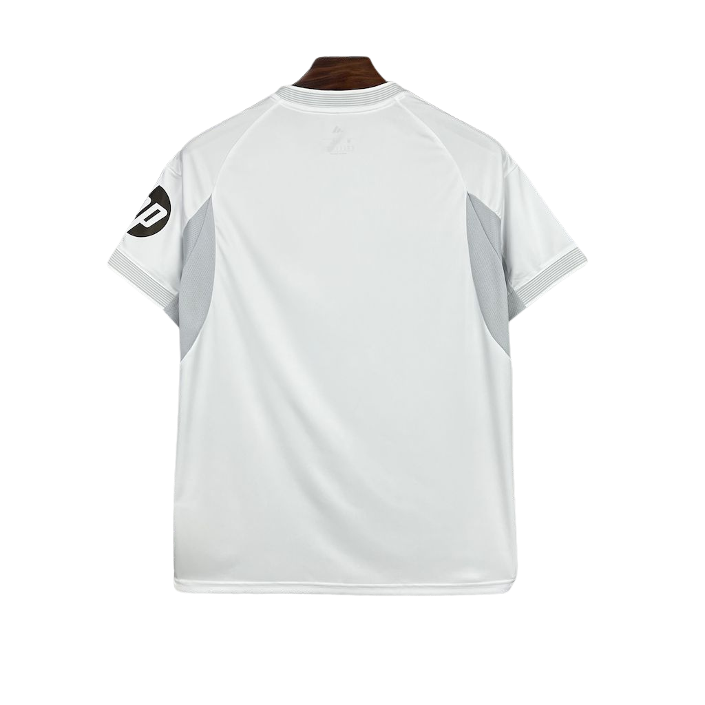 camisa-real-madrid-l-2025-26-torcedor-masculina-camiseta-champions-league-lancamento-europeu-primeira-home-oficial-branca-branco-adidas-emirates-fly-better-hp