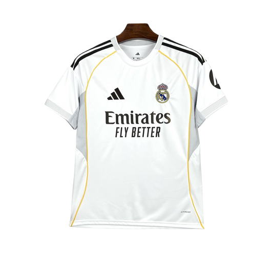 camisa-real-madrid-l-2025-26-torcedor-masculina-camiseta-champions-league-lancamento-europeu-primeira-home-oficial-branca-branco-adidas-emirates-fly-better-hp