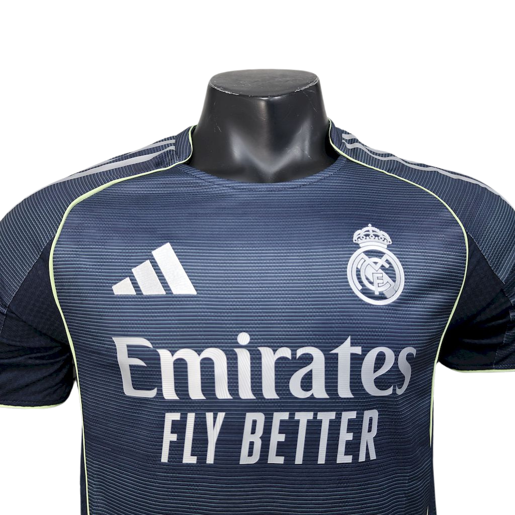 camisa-real-madrid-ll-2025-26-jogador-masculina-nova-away-segunda-oficial-europeu-lancamento-lançamento-azul-preta-cinza-detalhes-em-verde-emirates-fly-better-adidas-cr7-cristiano-ronaldo-uniforme-camiseta