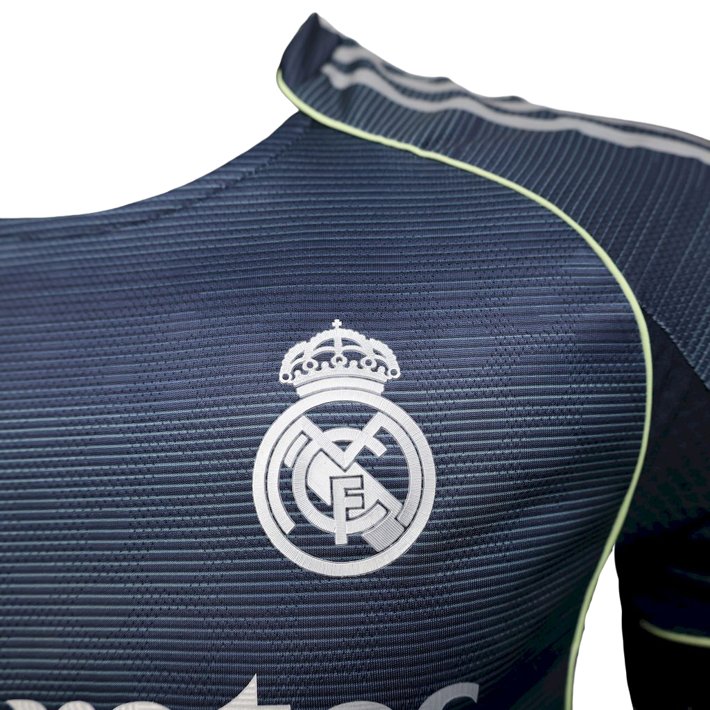 camisa-real-madrid-ll-2025-26-jogador-masculina-nova-away-segunda-oficial-europeu-lancamento-lançamento-azul-preta-cinza-detalhes-em-verde-emirates-fly-better-adidas-cr7-cristiano-ronaldo-uniforme-camiseta