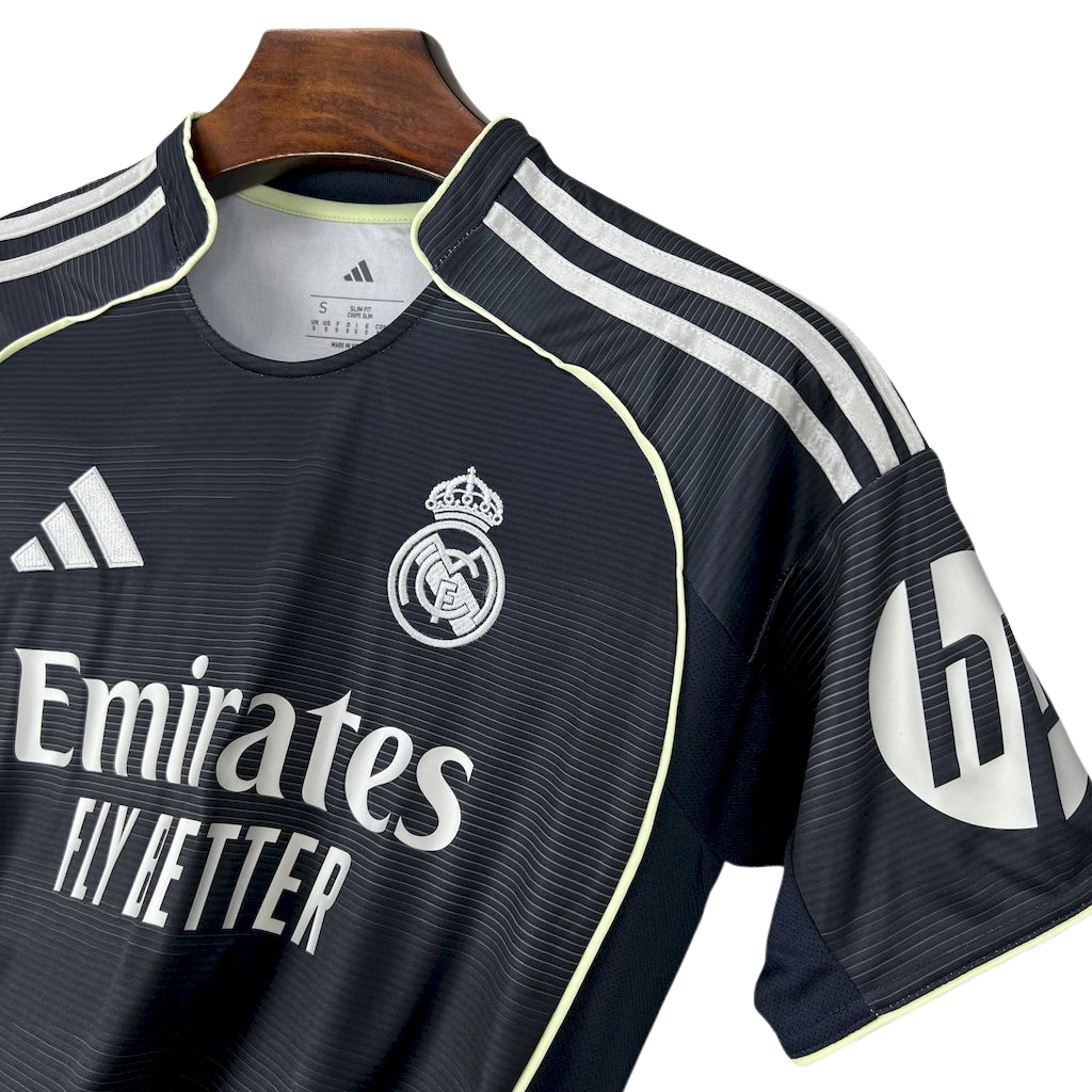 camisa-real-madrid-ll-2025-26-torcedor-masculina-camiseta-champions-league-lancamento-europeu-segunda-away-oficial-preta-branca-preto-branco-adidas-hp