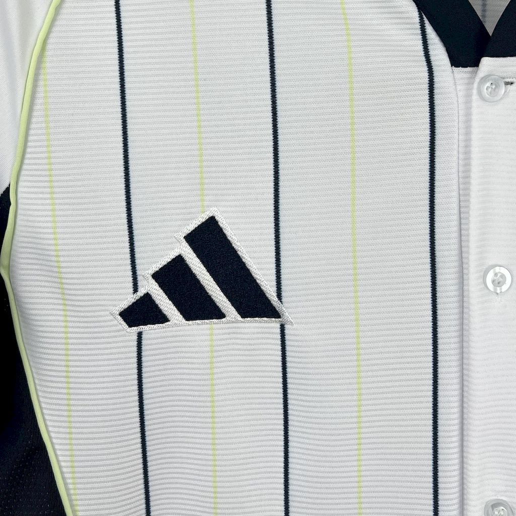 camisa-real-madrid-super-mundial-2025-26-jogador-masculina-nova-lancamento-lançamento-oficial-europeu-branca-com-listras-pretas-com-botoes-adidas-1902-fifa-uniforme-camiseta-la-lia-cr7-cristiano-ronaldo-fifa-super-mundial
