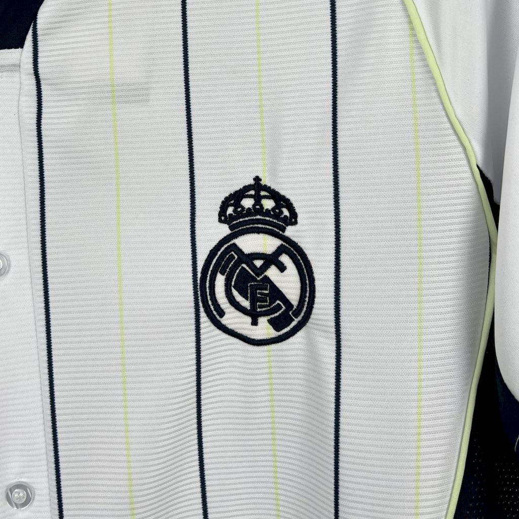 camisa-real-madrid-super-mundial-2025-26-jogador-masculina-nova-lancamento-lançamento-oficial-europeu-branca-com-listras-pretas-com-botoes-adidas-1902-fifa-uniforme-camiseta-la-lia-cr7-cristiano-ronaldo-fifa-super-mundial