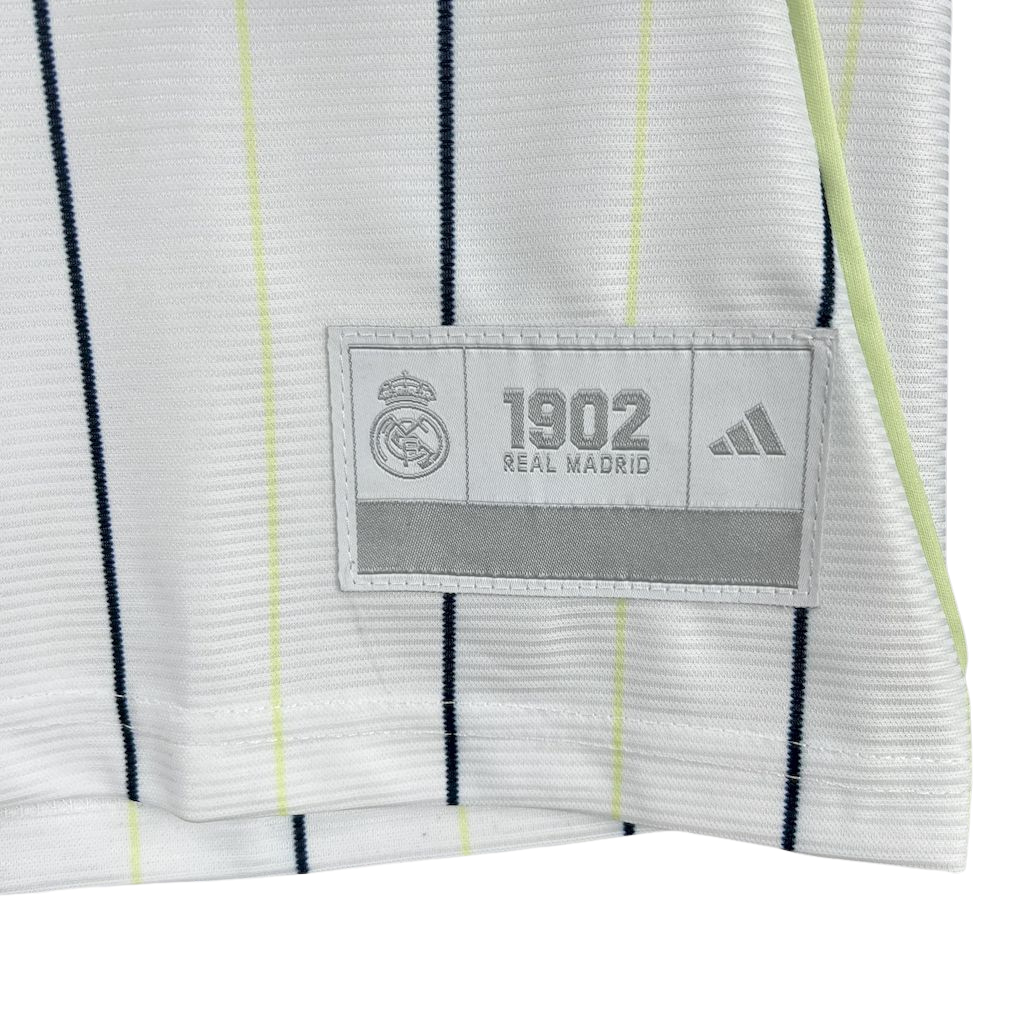 camisa-real-madrid-super-mundial-2025-26-jogador-masculina-nova-lancamento-lançamento-oficial-europeu-branca-com-listras-pretas-com-botoes-adidas-1902-fifa-uniforme-camiseta-la-lia-cr7-cristiano-ronaldo-fifa-super-mundial