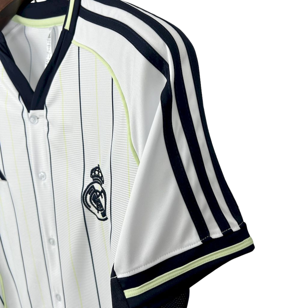 camisa-real-madrid-super-mundial-2025-26-jogador-masculina-nova-lancamento-lançamento-oficial-europeu-branca-com-listras-pretas-com-botoes-adidas-1902-fifa-uniforme-camiseta-la-liga-cr7-cristiano-ronaldo-fifa-super-mundial