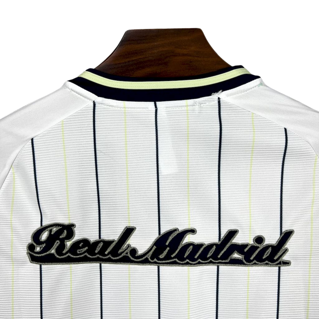camisa-real-madrid-super-mundial-2025-26-jogador-masculina-nova-lancamento-lançamento-oficial-europeu-branca-com-listras-pretas-com-botoes-adidas-1902-fifa-uniforme-camiseta-la-liga-cr7-cristiano-ronaldo-fifa-super-mundial