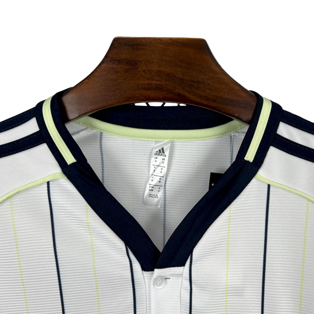 camisa-real-madrid-super-mundial-2025-26-jogador-masculina-nova-lancamento-lançamento-oficial-europeu-branca-com-listras-pretas-com-botoes-adidas-1902-fifa-uniforme-camiseta-la-liga-cr7-cristiano-ronaldo-fifa-super-mundial