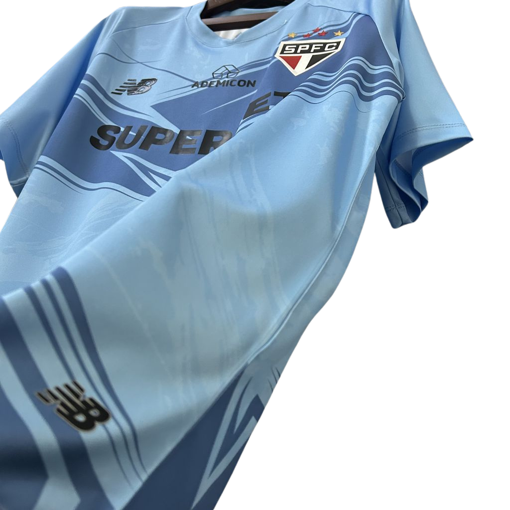 camisa-sao-paulo-2025-26-treino-torcedor-masculina-azul-celeste-claro-camiseta-lancamento-ademicon-new-balance-superbet