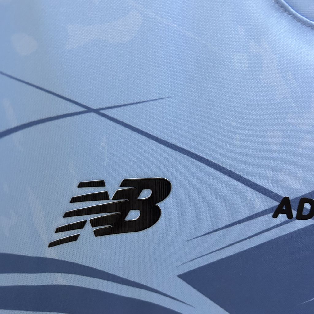 camisa-sao-paulo-2025-26-treino-torcedor-masculina-azul-celeste-claro-camiseta-lancamento-ademicon-new-balance-superbet