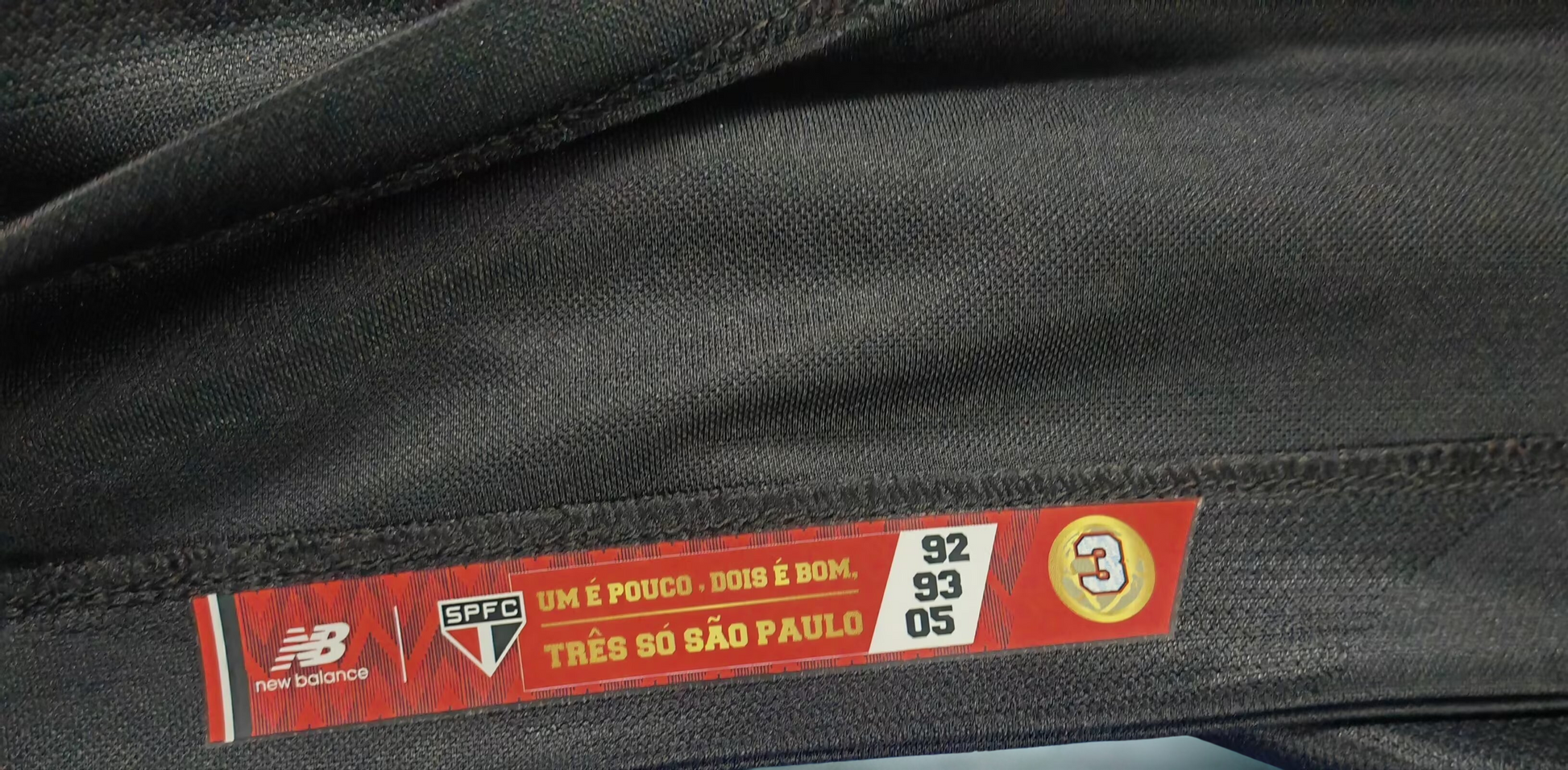 camisa-sao-paulo-lil-2025-26-torcedor-masculina-terceira-third-camiseta-lancamento-preta-dourada-preto-dourado-new-balance-ademicon-superbet