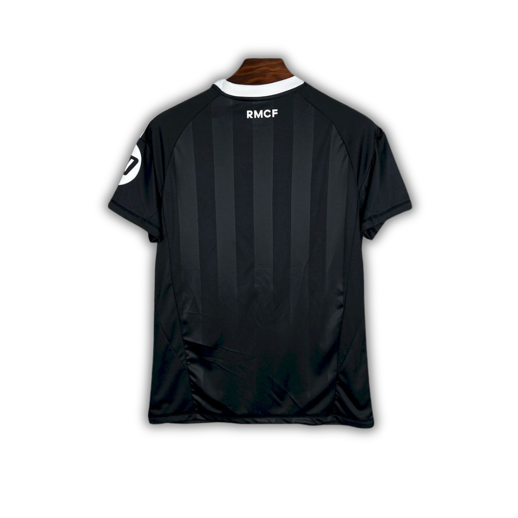 isa-real-madrid-treino-2025-26-torcedor-masculina-nova-lancamento-lançamento-oficial-europeu-preta-e-branca-preto-com-detalhes-em-branco-hp-emirates-fly-better-adidas-uniforme-camiseta