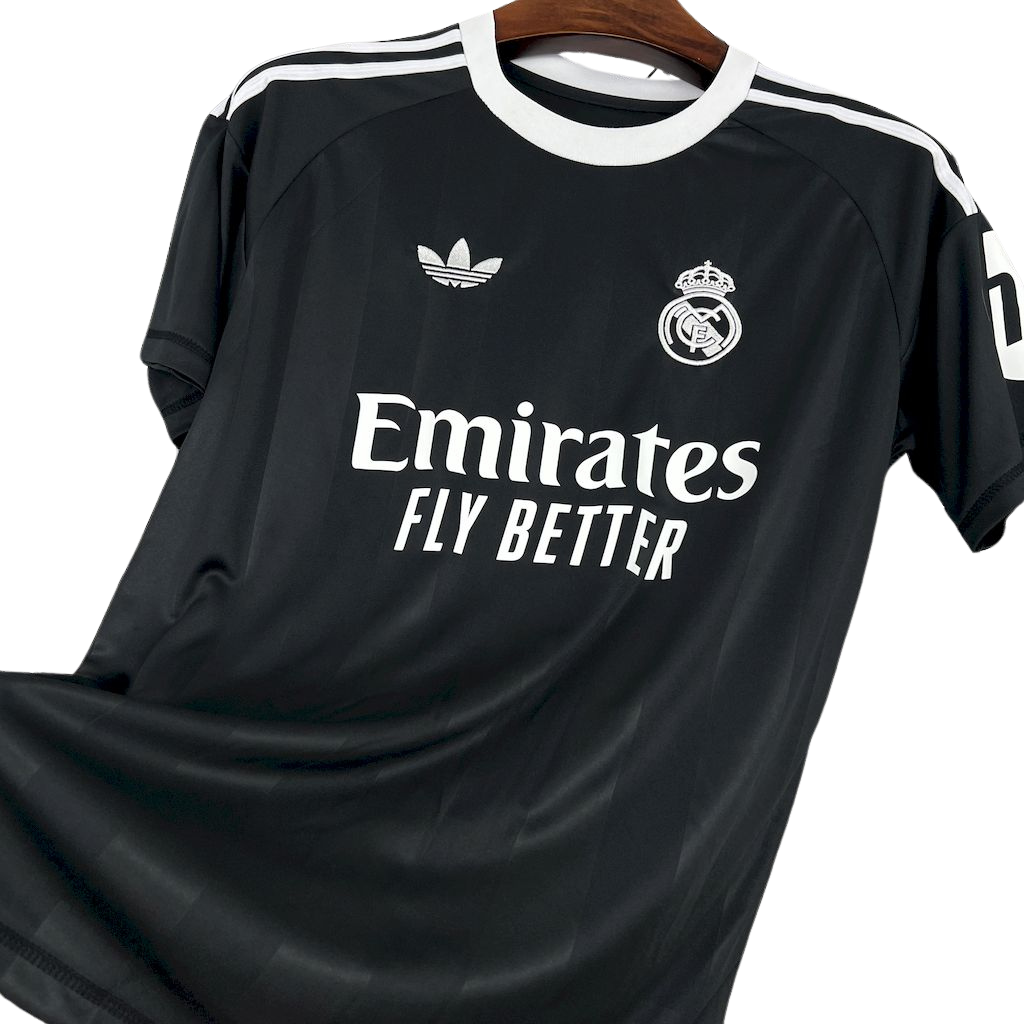 isa-real-madrid-treino-2025-26-torcedor-masculina-nova-lancamento-lançamento-oficial-europeu-preta-e-branca-preto-com-detalhes-em-branco-hp-emirates-fly-better-adidas-uniforme-camiseta