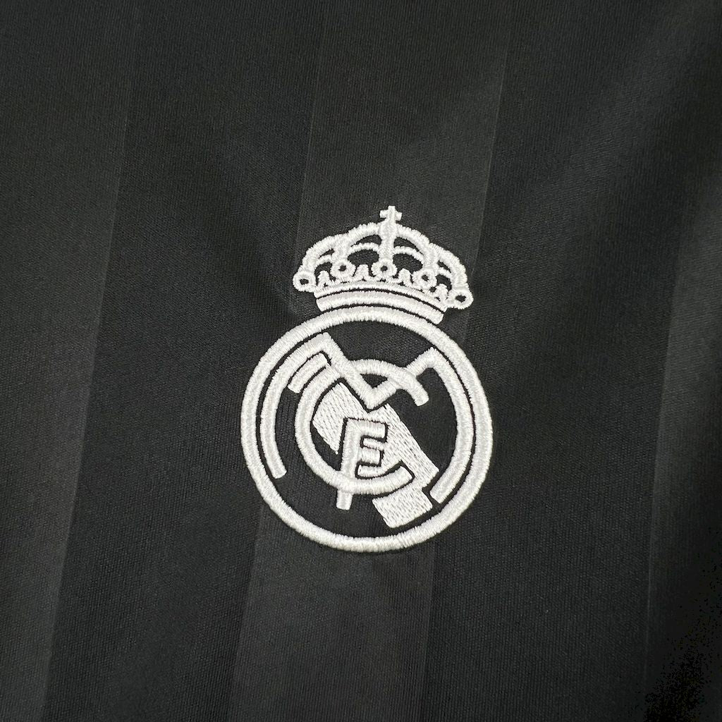 isa-real-madrid-treino-2025-26-torcedor-masculina-nova-lancamento-lançamento-oficial-europeu-preta-e-branca-preto-com-detalhes-em-branco-hp-emirates-fly-better-adidas-uniforme-camiseta
