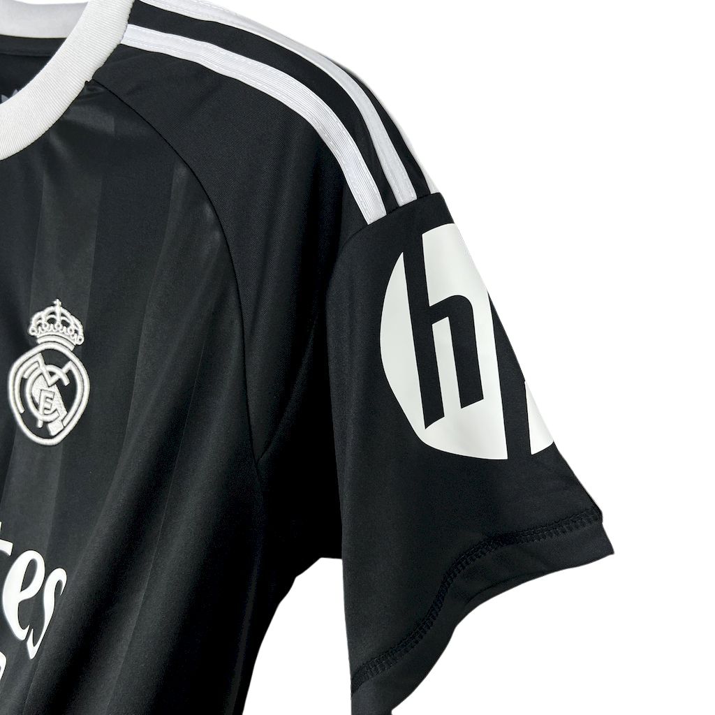 isa-real-madrid-treino-2025-26-torcedor-masculina-nova-lancamento-lançamento-oficial-europeu-preta-e-branca-preto-com-detalhes-em-branco-hp-emirates-fly-better-adidas-uniforme-camiseta