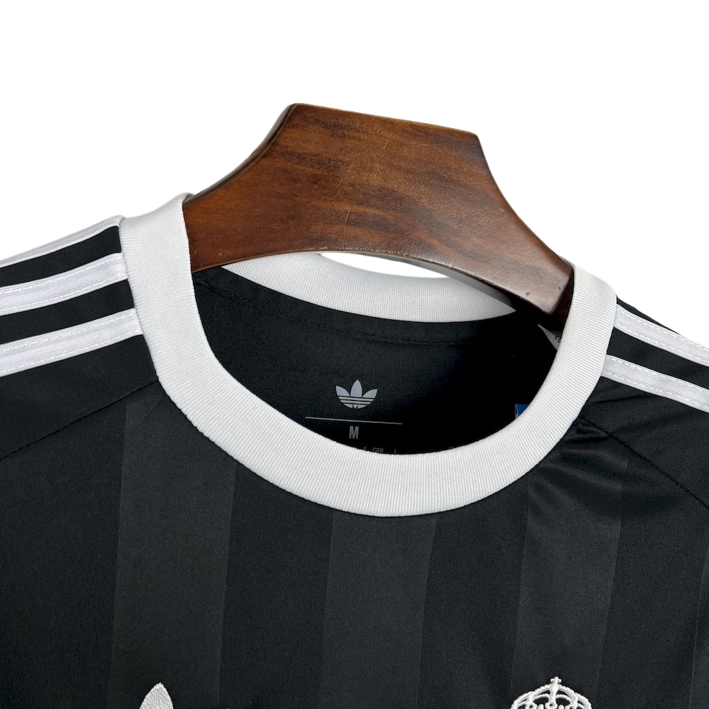 isa-real-madrid-treino-2025-26-torcedor-masculina-nova-lancamento-lançamento-oficial-europeu-preta-e-branca-preto-com-detalhes-em-branco-hp-emirates-fly-better-adidas-uniforme-camiseta