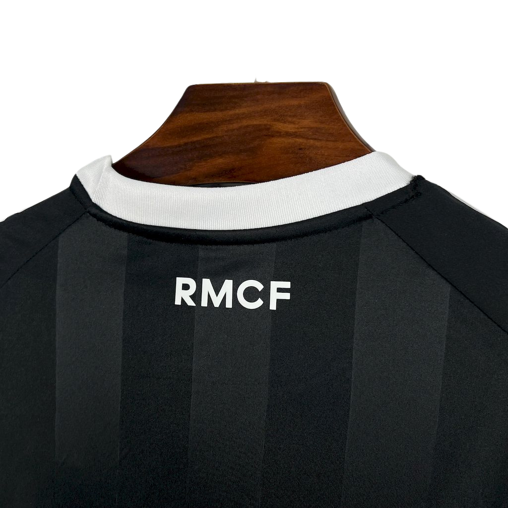 isa-real-madrid-treino-2025-26-torcedor-masculina-nova-lancamento-lançamento-oficial-europeu-preta-e-branca-preto-com-detalhes-em-branco-hp-emirates-fly-better-adidas-uniforme-camiseta