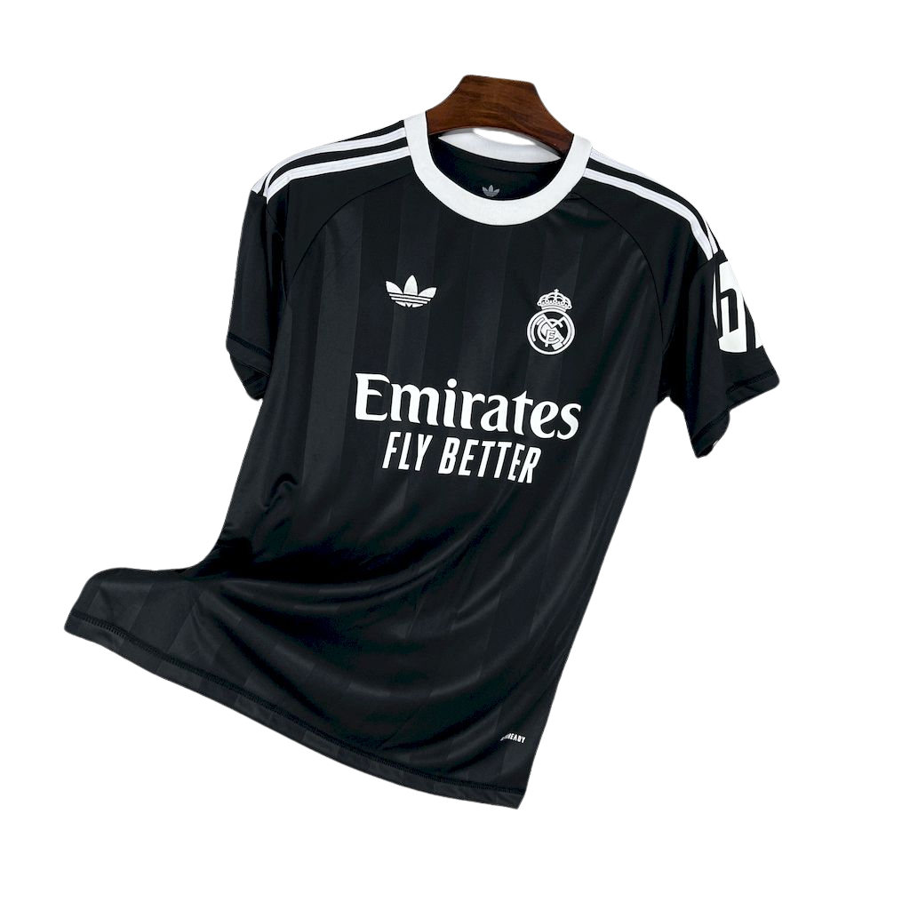 camisa-real-madrid-treino-2025-26-torcedor-masculina-nova-lancamento-lançamento-oficial-europeu-preta-e-branca-preto-com-detalhes-em-branco-hp-emirates-fly-better-adidas-uniforme-camiseta