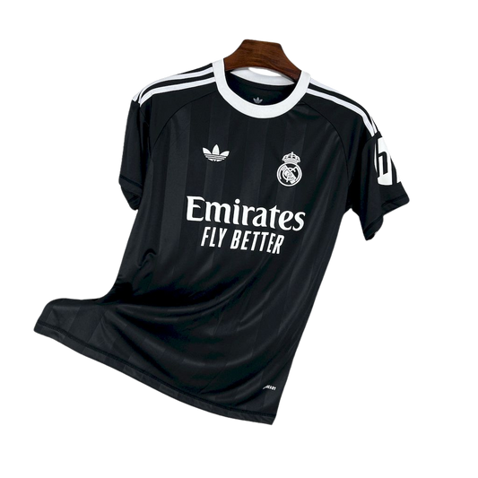 camisa-real-madrid-treino-2025-26-torcedor-masculina-nova-lancamento-lançamento-oficial-europeu-preta-e-branca-preto-com-detalhes-em-branco-hp-emirates-fly-better-adidas-uniforme-camiseta
