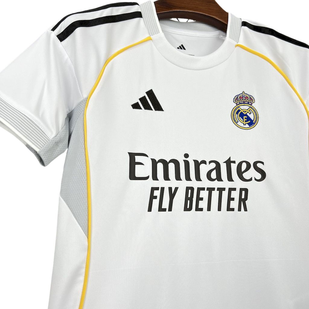 kit-infantil-real-madrid-l-2025-26-nova-lançamento-lancamento-conjunto-infantil-branca-hp-emirates-fly-better-adidas-cr7-cristiano-ronaldo-crianca-criança-home-primeira-oficial-europeu-uniforme-camiseta