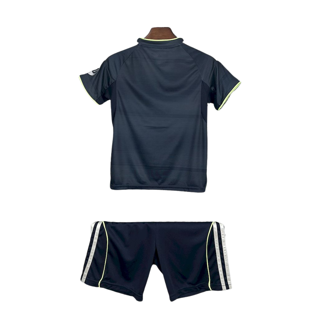 kit-infantil-real-madrid-ll-2025-26-antiga-away-segunda-oficial-europeu-lancamento-lançamento-conjunto-criança-crianca-anos-emirates-fly-better-adidas-azul-preto-cinza-detalhe-em-verde-uniforme-camiseta-cr7-cristiano-ronaldo