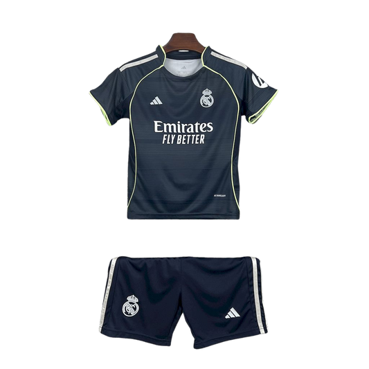 kit-infantil-real-madrid-ll-2025-26-antiga-away-segunda-oficial-europeu-lancamento-lançamento-conjunto-criança-crianca-anos-emirates-fly-better-adidas-azul-preto-cinza-detalhe-em-verde-uniforme-camiseta-cr7-cristiano-ronaldo